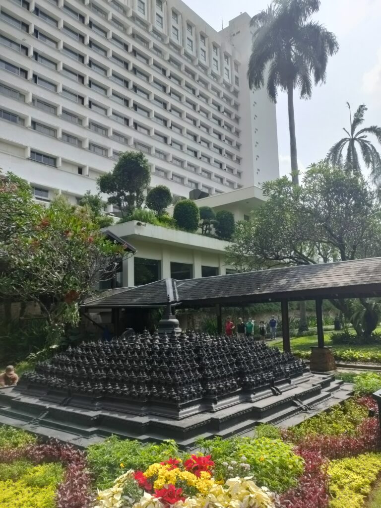 Klasik dan Terawat : Area Taman Hotel
